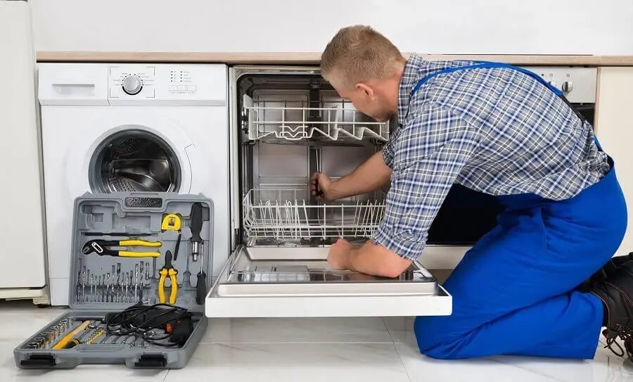 Kızılcahamam Vestfrost servisi teknisyen ekibi beyaz eşya tamiri yaparken